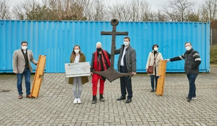 MAGNA Anker-Regal für KidsAnker V.l.n.r: Kai Seefried (Mitglied des Niedersächsischen Landtags), Janine Ratei (Leitung und Koordination KidsAnker), Sandra Schlabbach (Fundraising KidsAnker) Tim Sauer (Geschäftsführer MAGNA Care), Susi Milewski (Ratsfrau für die CDU im Rat der Hansestadt Buxtehude), Hendrik Teetz (Geschäftsführer der Buxtehuder Diskothek Freudenhaus) Bildrechte: MAGNA Real Estate AG, Rolf Otzipka