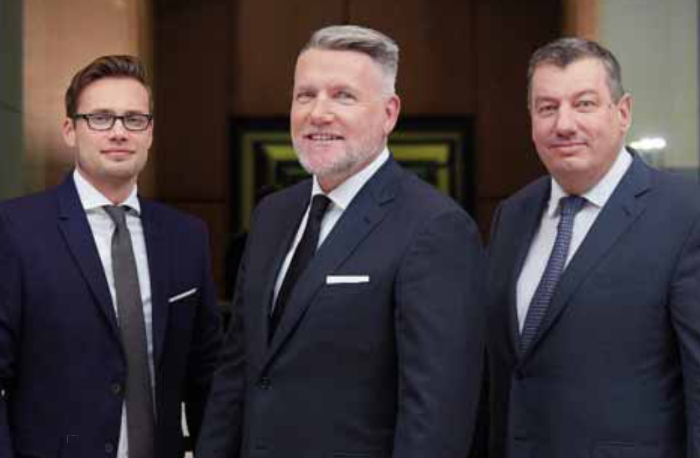 Vorstandsinterview publity AG - wie geht es 2021 weiter? Thomas Olek - Chief Executive Officer (CEO-Senior-Berater / Mitte) - Frank Schneider - Chief Operating Officer ( COO - CEO / Rechts) Stephan Kunath - Chief Financial Officer (CFO / Links)