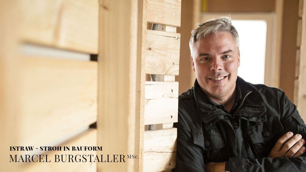 Marcel Burgstaller produziert mit istraw Baumaterialien aus Stroh